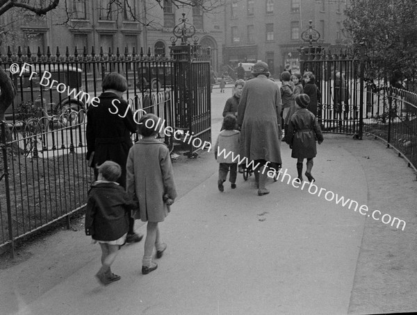 ST STEPHENS GREEN WITH CHILDREN